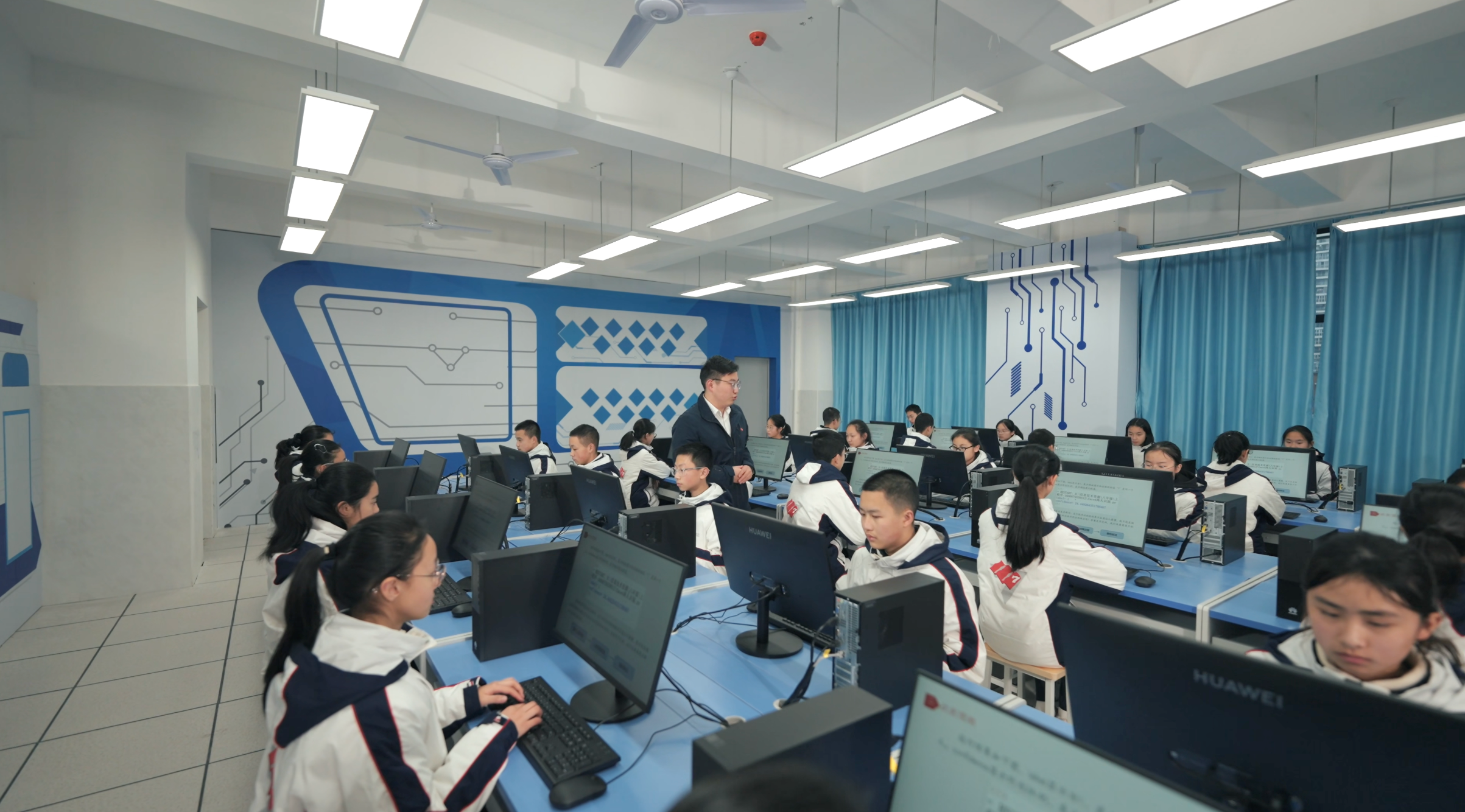 产教融合办学 华为擎云智慧教育自主创新实训室落地成都七中育才学校