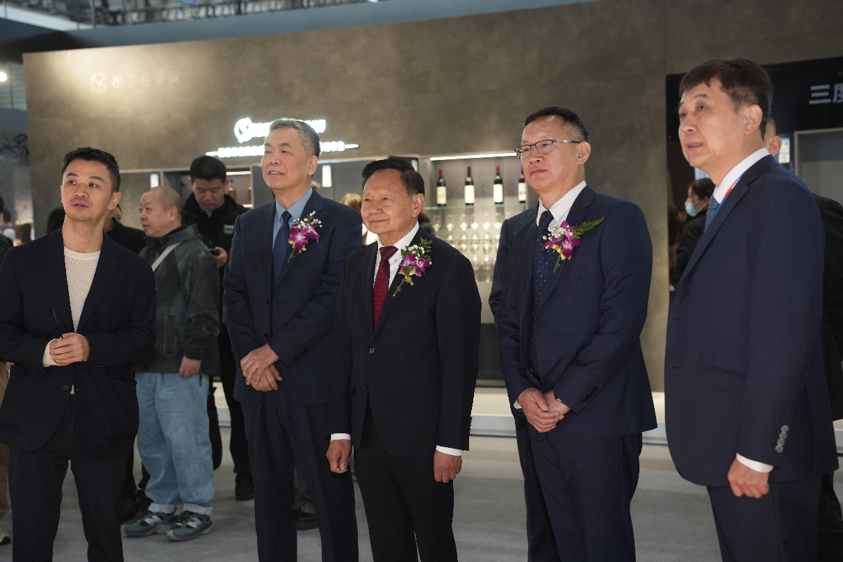 盛大开幕 AWE2025展商亮点频现 消费市场共迎暖春